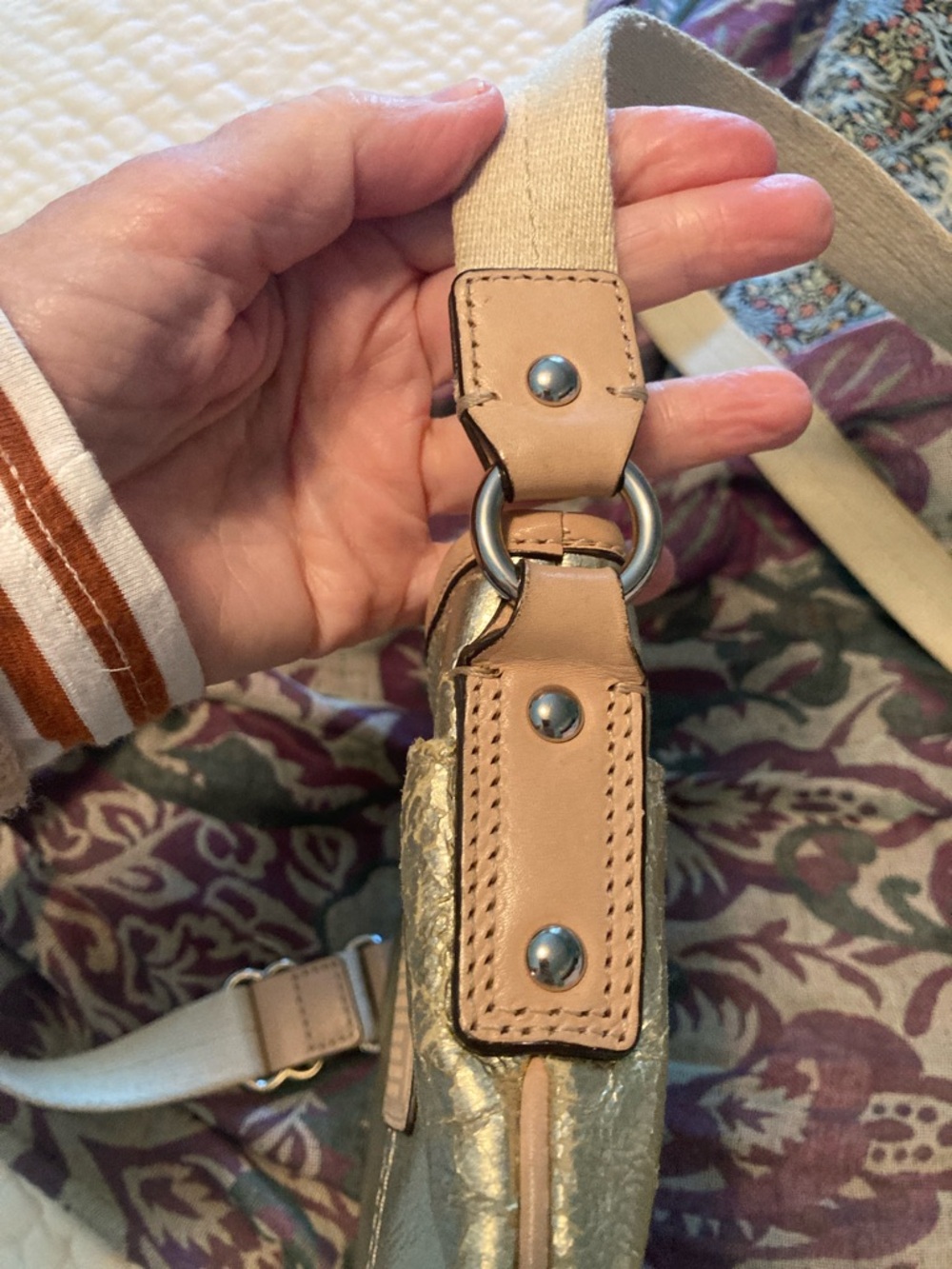 Coach Metallic Gold Crossbody with Beige Trim, perfect for spring and summer ๐ธ๐ธ๐ธ - Picture 8 of 10